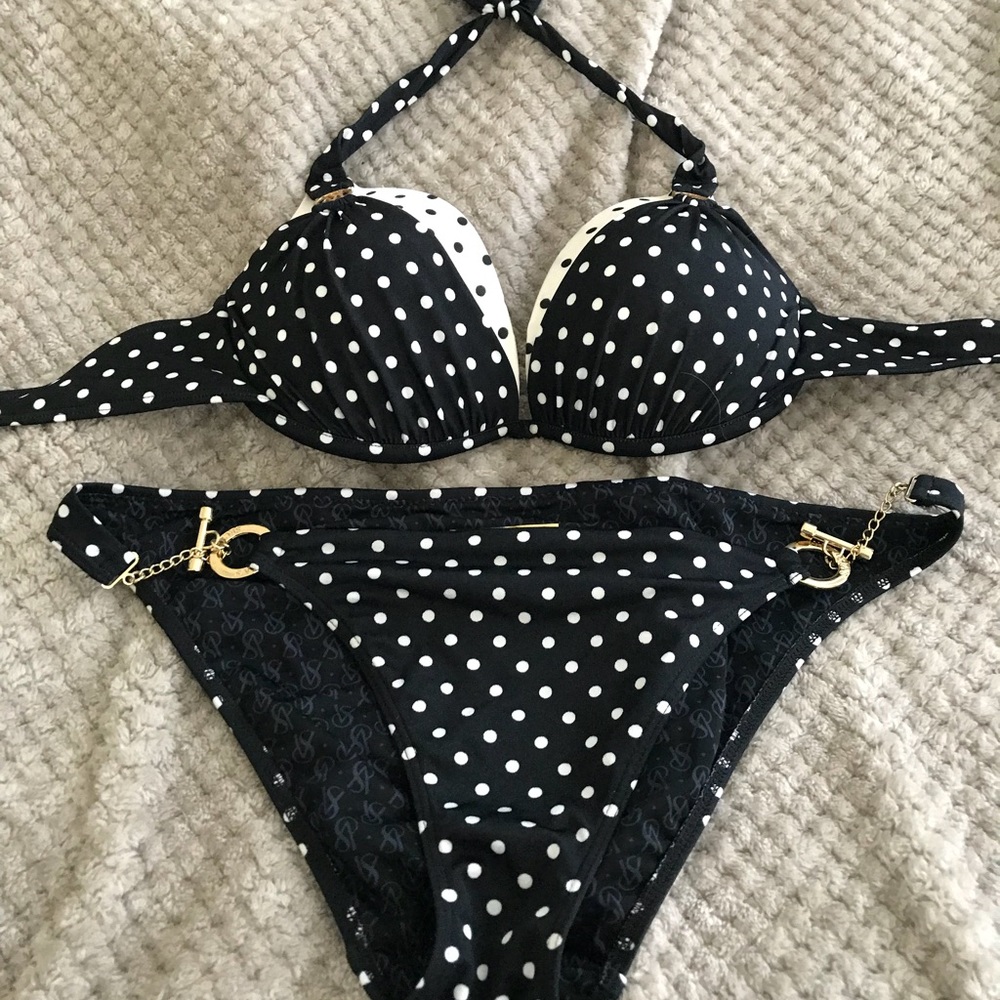 Victoria’s Secret bikini